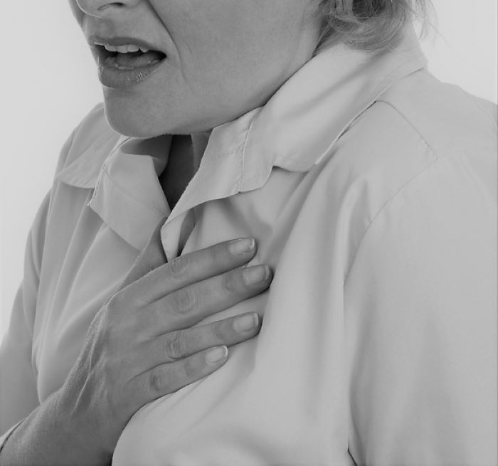 Какой врач лечит боль в груди при нехватке воздуха