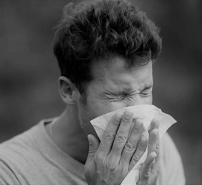 Какой врач лечит боль в горле при чихании