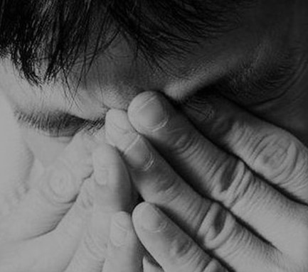 Почему болит голова при наклоне, причины и лечение