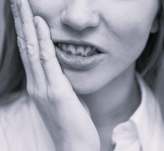 Какой врач лечит боль в зубах от брекет-систем