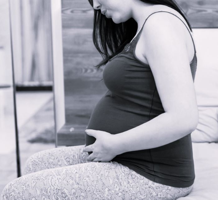 Какой врач лечит запор и боль в животе при беременности