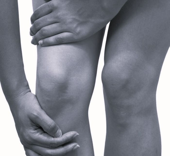 Какой врач лечит боль в коленном суставе при разгибании колена