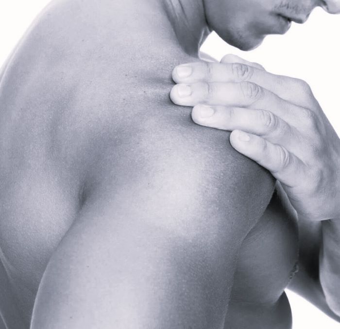 Какой врач лечит боль в плечевом суставе при отведении руки назад