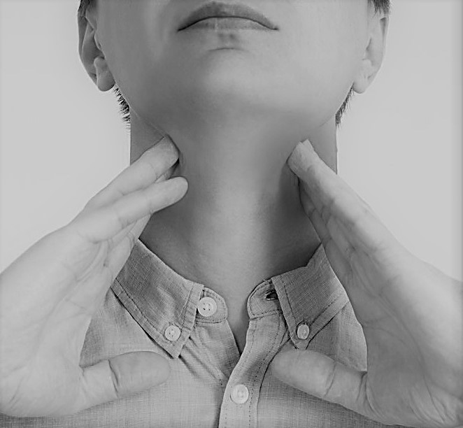 Какой врач лечит боль в горле после удаления миндалин